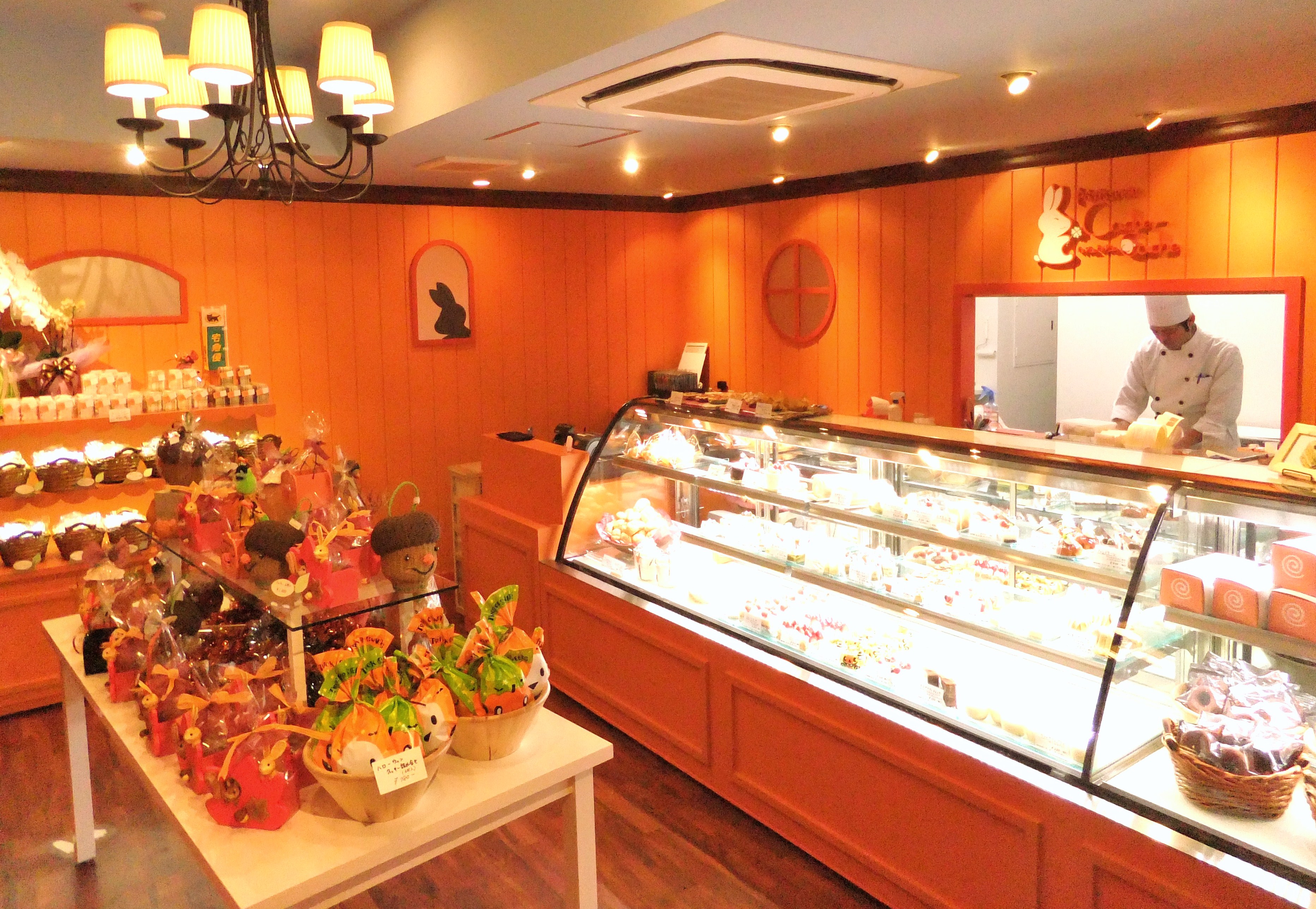 半生ケースのボリュームアップ大作戦🫡❗️ 商品の箱やPOP、什器の活用で期待感を上げています😆✨ @bellefrance_officialさま、ありがとうございました✨✨ケーキ屋さんケーキケーキトレイディスプレイショーケースプティガトー お菓子焼き菓子デザート