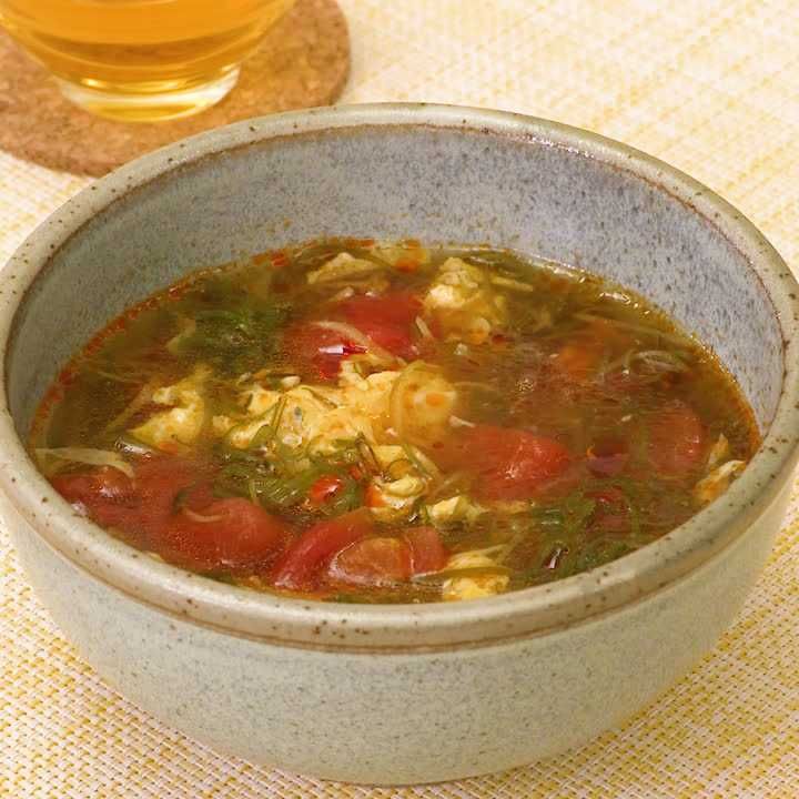 夏の暑さを吹き飛ばす‼︎ 梅とめかぶのねばとろそうめん レシピはこちら↓2人前そうめん１５０g 梅干し3個 長芋70g めかぶ ２パック 100g大葉3枚 ミョウガ1 2個 薬味ネギ3０g 麺つゆ大さじ３ ゆずぽん大さじ３ 水１００cc かいわれ適量 しろごま 適量 ①長芋の皮を剥いて1センチ角のサイコロ状にカット→梅干しの種をとって細かく刻む→大葉、みょうがは細