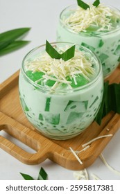 ブコ・パンダン・サラダは、緑のゼリー、熱帯のヤシの果実、タピオカ・パール、パンダに入った若いココナツ、クリームを使って作られるフィリピンのサラダです。ラマダンの断食に適している。写真素材1966207015Shutterstock