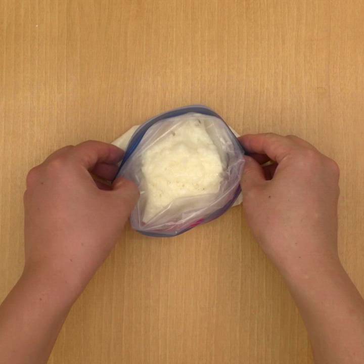 レシピはここ👇音声あり, 今のうちに保存すると後ですぐ見返せるよ!,賞味期限1ヶ月お守り皮ごととろろ ,皮にはネバネバ成分が多く含まれておりタンパク質の消化・吸収を助ける役割があり、高い栄養価なのでぜひ剥かずにそのまま。また、お酢をいれることで変色防止だけでなく皮のえぐみや苦味を解消してくれる!,📝 材料 , ・長芋1本 250g , ・酢小さじ1, ・保存用ジップロック,