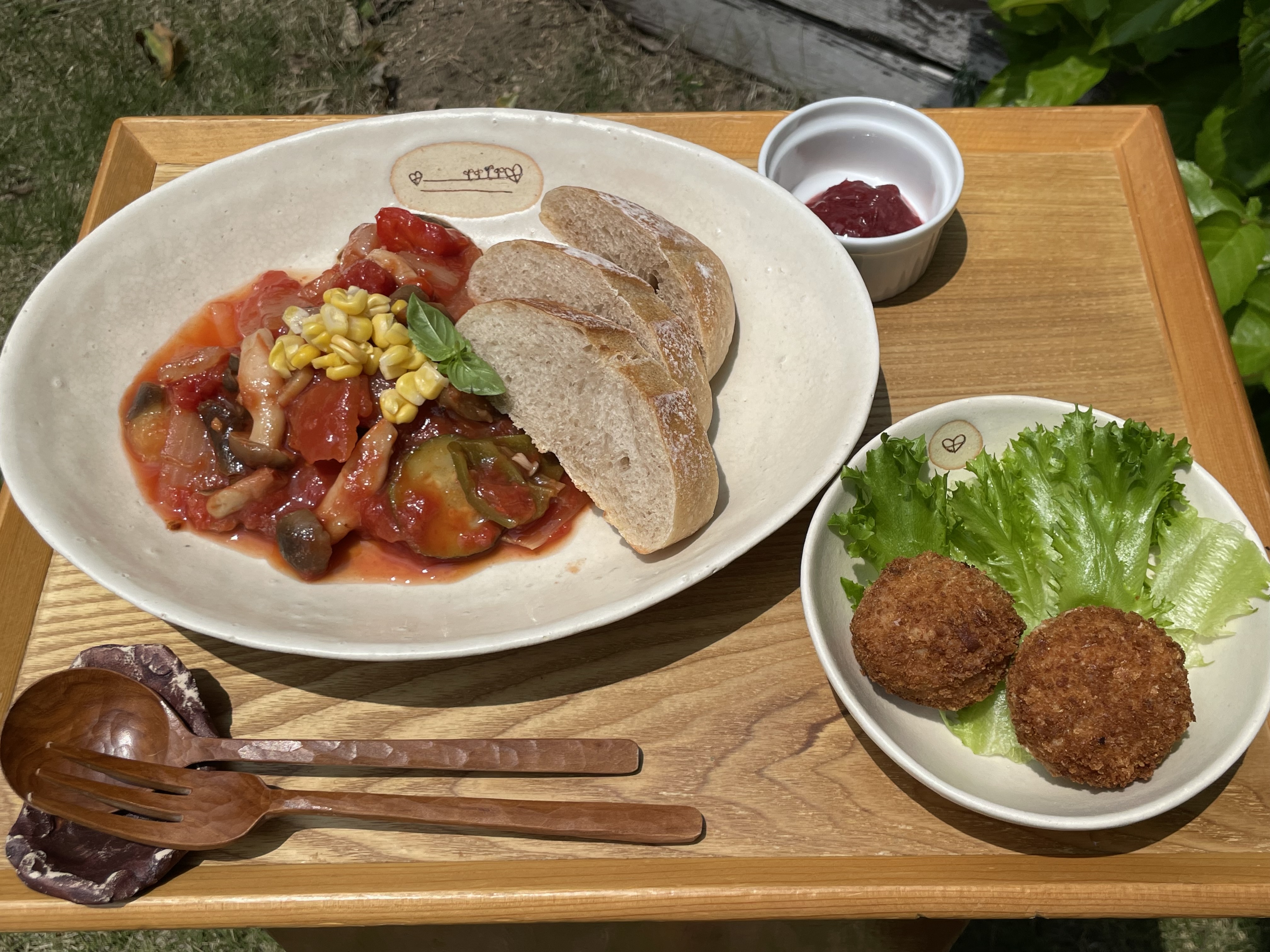 かふぇ茶色↑他の投稿を見る ————————————————————— 表参道の日本茶ヴィーガンカフェをご紹介!運がよければ、看板猫ちゃんにも会えるかも⁈ 🍃抹茶ラテ カルメ焼きトッピング価格:670円 抹茶ラテ単品:600円内容:ミルクはカシューナッツミルクもしくは