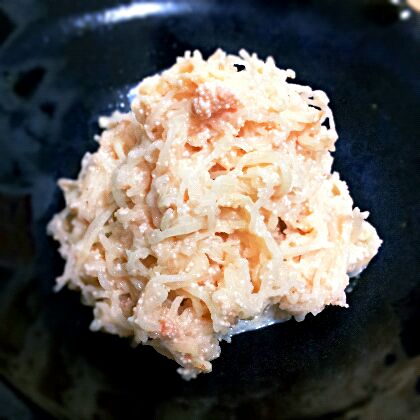 もったいないレシピ_刺身のつまの活用🍽﻿ お刺身についてくる大根などの「つま 」を使って、もう１品作ってみませんか？おかずとしてもおつまみとしてもおすすめなのが“大根もち”です。﻿ ﻿ つまはよく洗ったら、短く切ってボウルに入れます。そこに塩コショウと片栗粉を