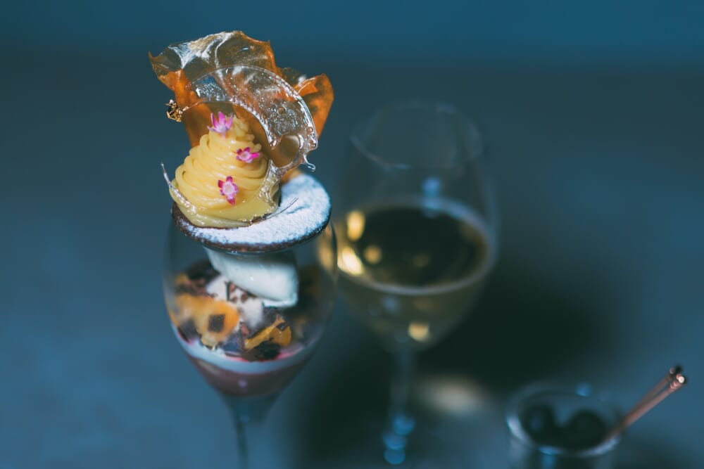 🏖＆ OIMO TOKYO CAFEの人気スイーツBest3🏖, NO.1★蜜芋バスクチーズケーキ,種子島産安納芋を3ヶ月熟成・炭火焼きにした蜜芋スイートポテトと、濃厚なバスクチーズが織りなす、二層仕立ての究極スイーツ。,高温で焼き上げることで、蜜芋のとろけるような甘い蜜がケーキ全体に染み出し、香ばしい表面と驚くほどなめらかな口どけを実現。安納芋の凝縮された旨みと、チーズの深いコクが口の中でと