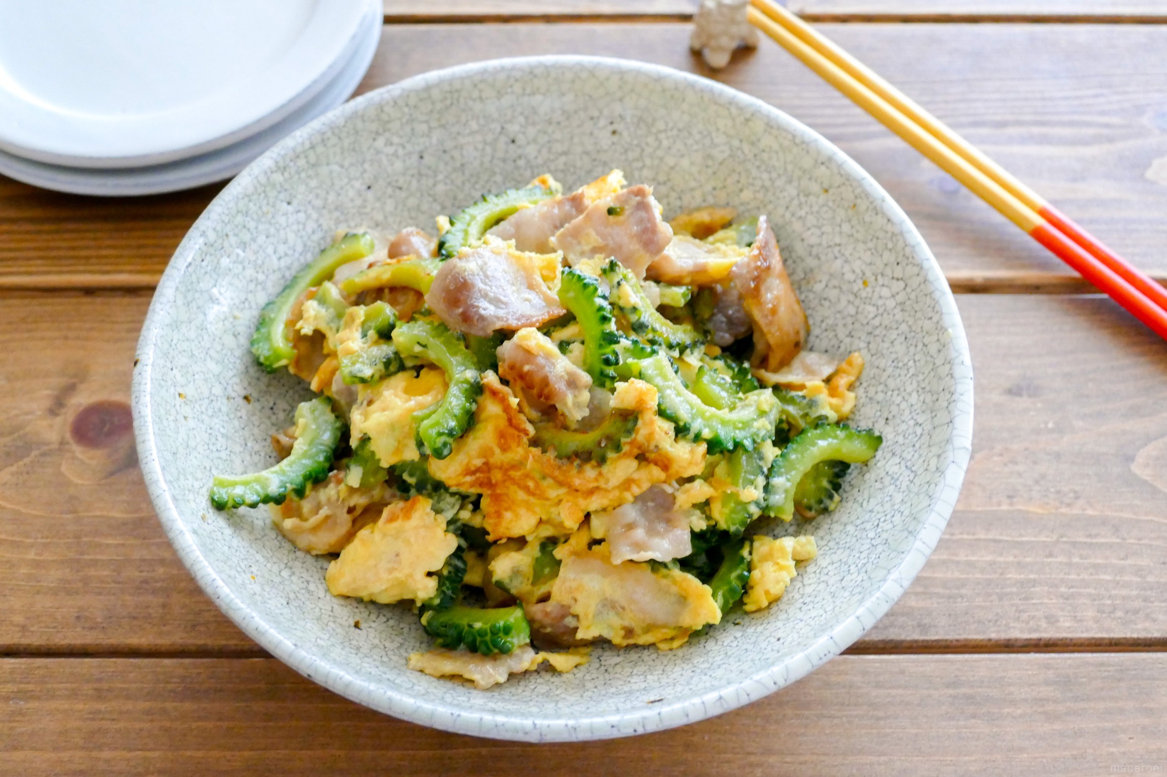 豆腐なし♪簡単ゴーヤチャンプルー」です。 レシピ有♪ こんにちは！ 簡単・時短料理のレシピサイト『そくめし』です。 今日は豚肉、ゴーヤ 、卵の3つの素材で作る簡単ゴーヤチャンプルー。 豆腐を抜いているので水切り等なくラクちん♪ 又、水分が出てくる心配がないので