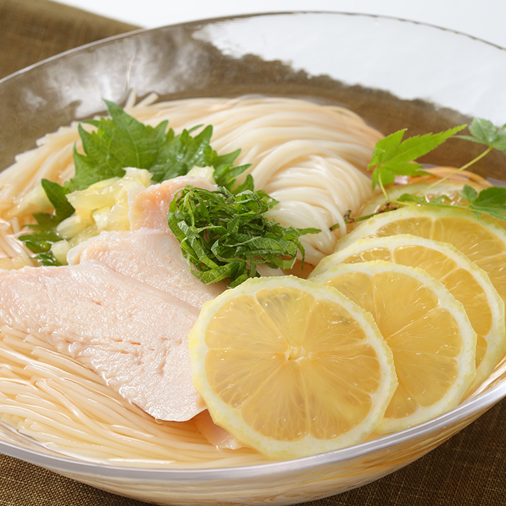 最高に美味しい！白だしそうめん①そうめんを茹でて冷水で冷やし水気を切る ②器に水、白だし、ごま油、だしの素、味噌を混ぜて600W30秒温めて冷ます③②に天かす、きざみのり、大葉、白ごまをトッピングして完成 あっという間に完食しちゃう激ウマそうめんレシピの