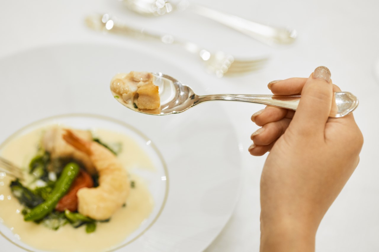 スプーンで食事をする若い黒髪の女性 - No: 22799048写真素材なら「写真AC」無料 フリー ダウンロードOK