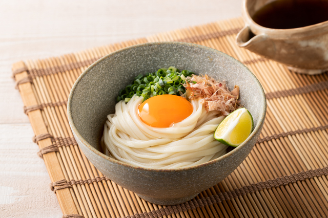 重度の二日酔いの果てに何度かマーライオン🤮になり 二日酔いと胃に優しいかけうどんを食べたのを必死に思い出し 真似て作ってみました～😅そこそこ出来が良かったので気になる方は 一声聞いてみてください😊旧中村家住宅たまきや伊那市高遠古民家そば