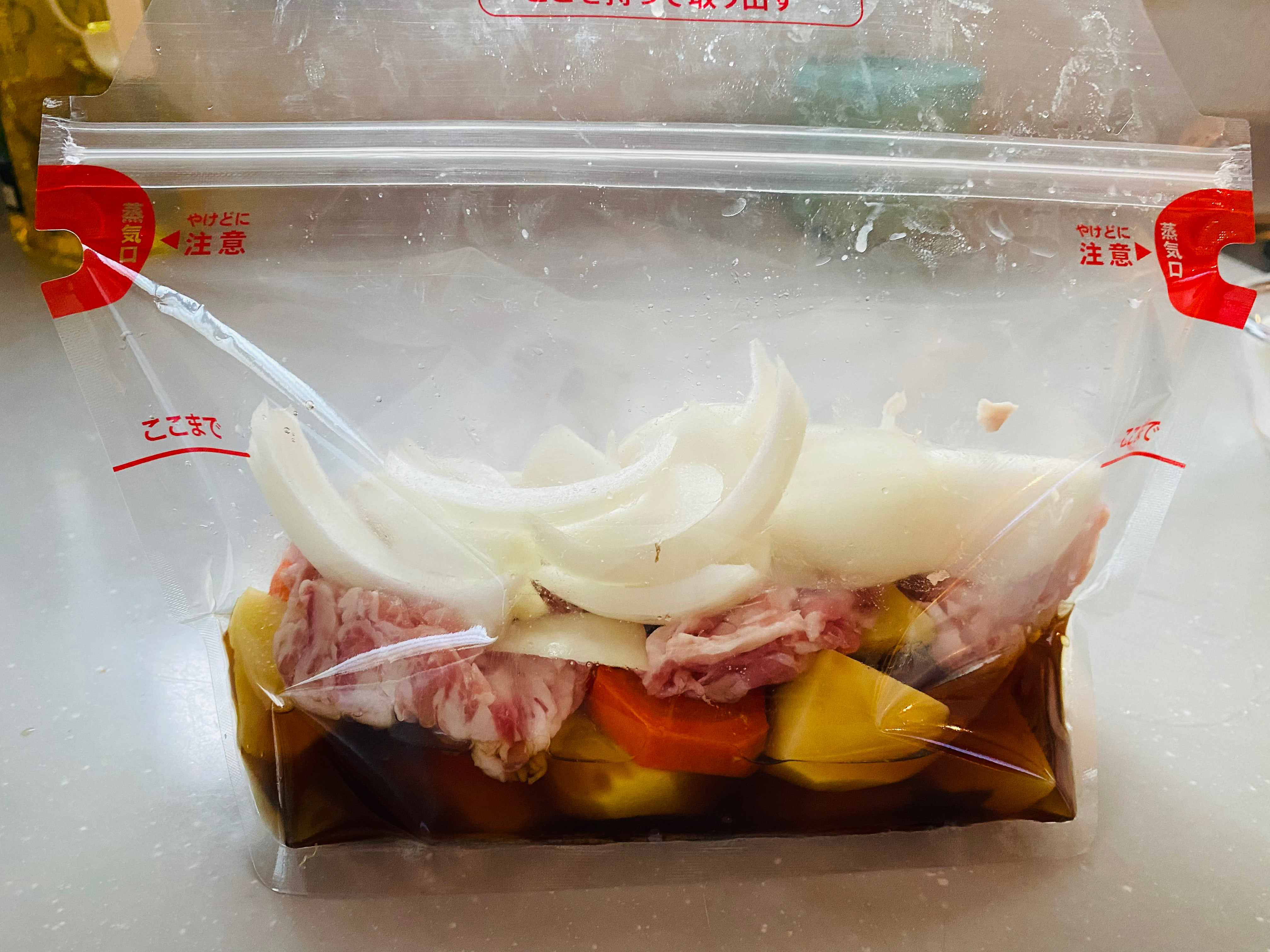 テレビでこのダイソーのスチーム調理バッグが紹介されていて、気になっていたので購入し、使ってみました🐟引っ越し先では食洗機が置けなさそうなので、ホットクックのパーツを洗うのがダルそうだと思い、何か良い方法はないか考えていたのですが、こちらのアイテムは