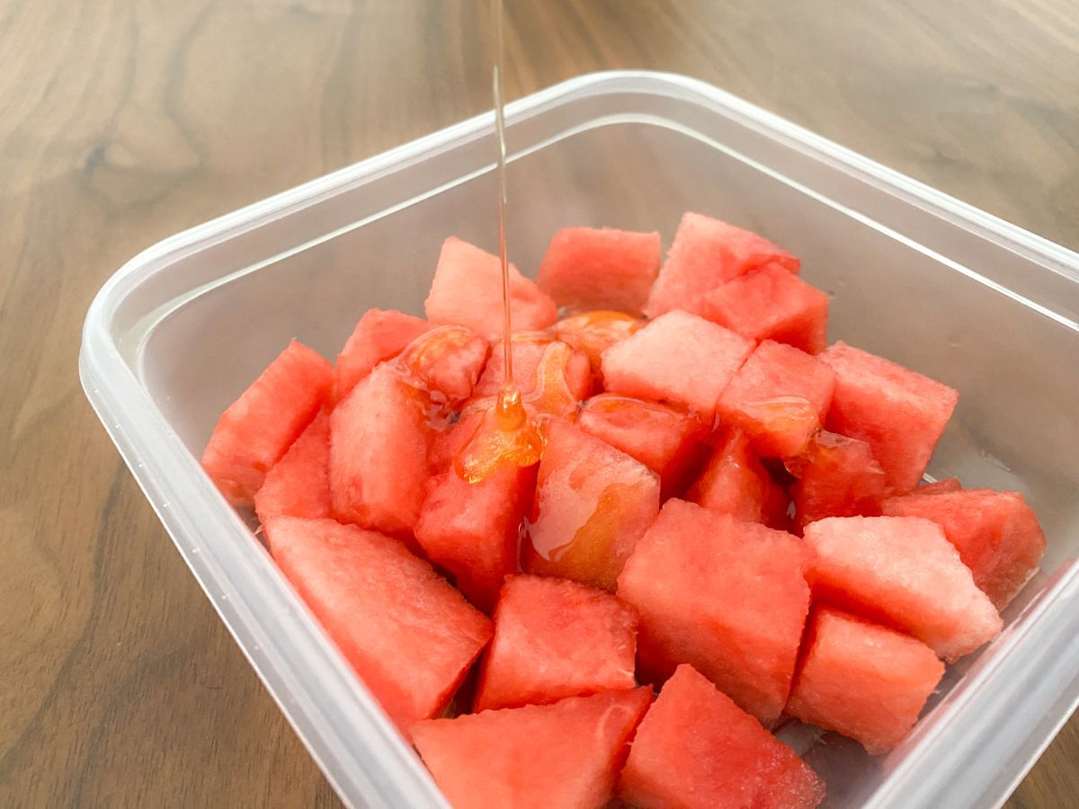 いただいたトウガンを切ったら、 なんと中身はスイカだった！！ 味はかなり薄いけどスイカでした。 聞いたらトウガンの隣にスイカが植ってたそうです。トウガン🟰冬瓜 スイカ🟰西瓜 同じことウリ科だから、勝手に品種改良しちゃったのか！？ びっくり体験でした