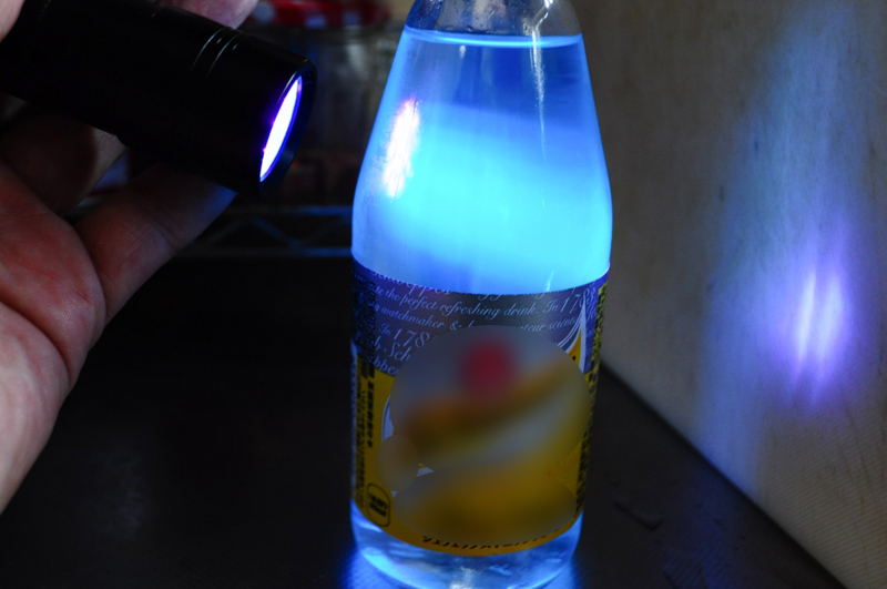 紫外線で光る食品 身の回りの光る飲み物いただきます!ラボ
