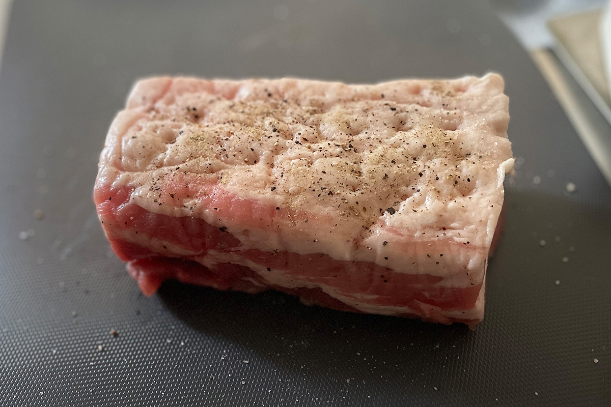 手ぬきだけど美味しい『手作りチャーシュー』🐷✨,豚バラブロックを水で煮込むだけで簡単👍あとは漬け汁につけておいて、仕上げにスキレットで焼く🔥🔥🔥,そのまま食べてもよし‼️メスティンで炊いたご飯に刻んだ長ネギと一緒にのせて『チャーシュー飯』にしてもよし😋,ちょっとだけ時間はかかるけど、調理工程はめっちゃシンプル👀, 気軽に作れるからぜひ試してみてね🤲✨, ＊＊＊,