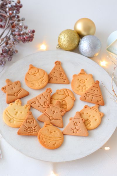 スタンプクッキー型で作るアイシングクッキー☕❤️ @cotta_corecle さんオリジナルのスタンプクッキー型を使ってアイシングクッキーを作りました😊カップに入ったネコちゃんもハートのクマさんもどちらも可愛いですよね❤️バレンタインデーで使った方もいるかと思い