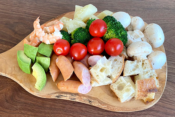 具材たっぷり！チーズフォンデュ』 .材料 3人分 かけるモッツァレラ 180g 片栗粉 小さじ2 牛乳 80ml ブロッコリー 1 2株ミニトマト 8個 ヤングコーン 水煮2個 にんじん 1 4本 うずらの卵 水煮8個 アスパラ 3本 フランスパン 1 4本 むきえび 冷凍30g