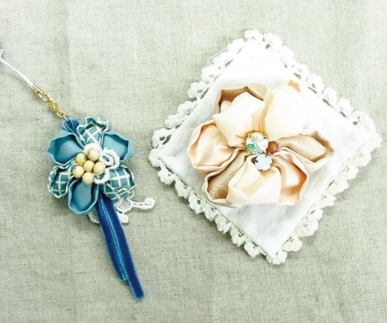 つまみ細工プレートでつくるフラワーコサージュ手作りレシピクロバー株式会社