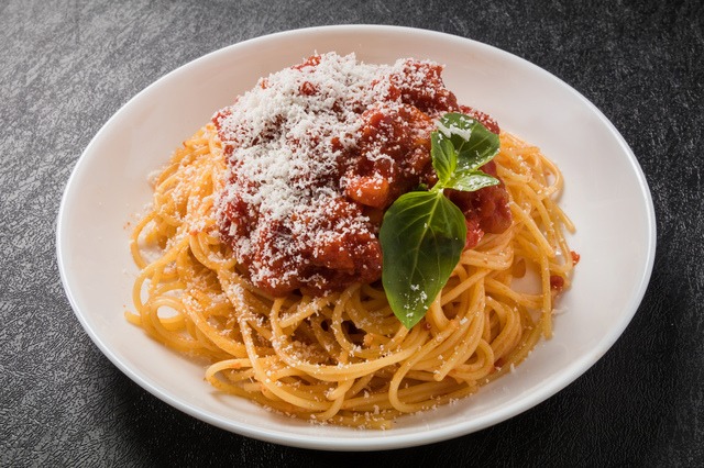 スパゲッティ、ペコリーノクリーム、レモン、バジル