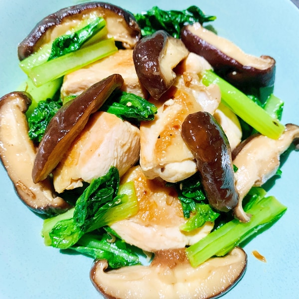 オイスターソースでコクうま!小松菜と鶏むねのオイスター炒め - macaroni