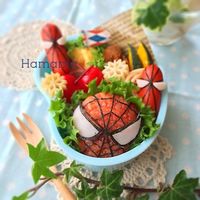 カービィ＆ワドルディのお弁当材料デコふり ピンク少々 ケチャップ 少々 海苔 少々 赤ウインナー １本 スライスチーズ １枚 乾燥パスタ１本 卵焼き 薄焼き卵やチェダーチーズなど少々 マヨネーズ 少々作り方１．カービィはごはんにデコふりを混ぜ