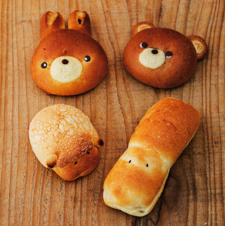 新商品のお知らせ今週から・スイカ動物パン🍉 ・麦わら帽子動物パン👒 ・ヤシの木動物パン🌴 ・夏の生き物パン🐬が”期間限定”で新登場です! 動物達がスイカを食べていたり、ヤシの木につかまっていたり‥と、とっても可愛い夏パンが出来ました😊 ネットの方でも