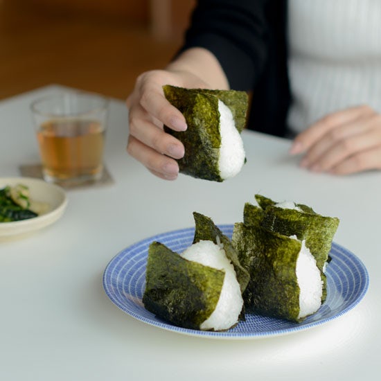 キュッと整える三角おにぎり 崩れない、でも硬すぎない：朝日新聞