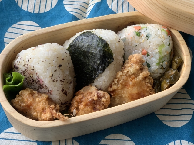 覚えておきたい! おにぎりの上手な温め直し方🍚 \ 冷めて固くなったおにぎりはそのまま食べるとボソボソそんな固いおにぎりを温め直すには、少量の水をおにぎりに振ってからレンジで温め直すのが◎ この一手間でお米が柔らかくなり、おにぎりを美味しく食べることが
