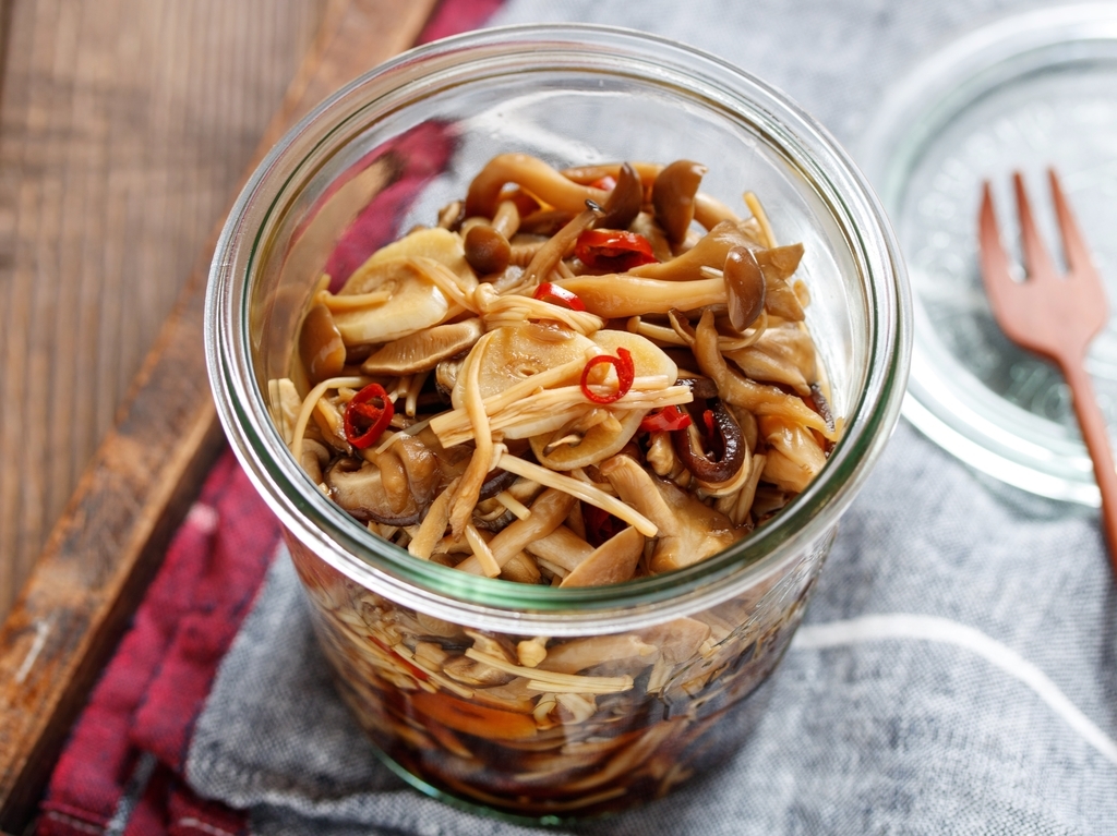 入れて煮るだけの簡単おもてなし！ , きのこのコンフィ, ., ハーブの香りをまとったきのこが、, 最高においしい一皿。,きのこをコンフィにすることで、, 食材がとてもしっとりと仕上がりながら、, 香草の香りを食材に移しこむことができます。,作り置きにも適しているので、, ぜひぜひ挑戦してみてください👨‍🍳, ., ■調理時間目安:25分, ■材料:6-8人分,