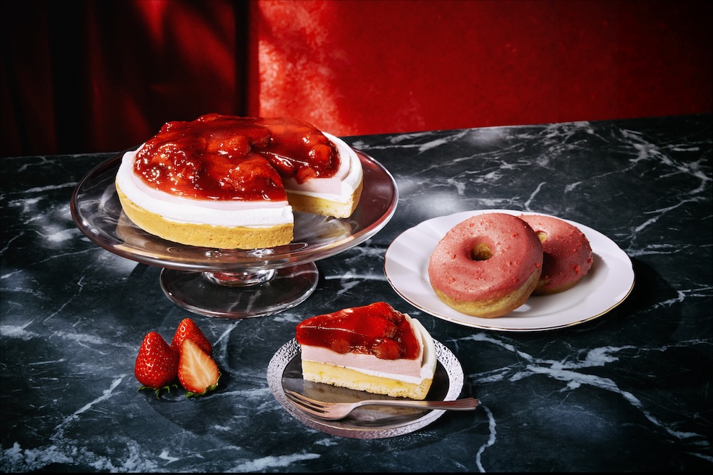 2025年1月15日 水 より、スターバックスが「バナナとチョコレートテリーヌのタルト 580円 」を新発売しました。濃厚な風味のチョコレートとフルーティーなバナナのハーモニーを堪能できるタルトです。 このアカウントではコンビニ新商品、チェーン店の新メニューを