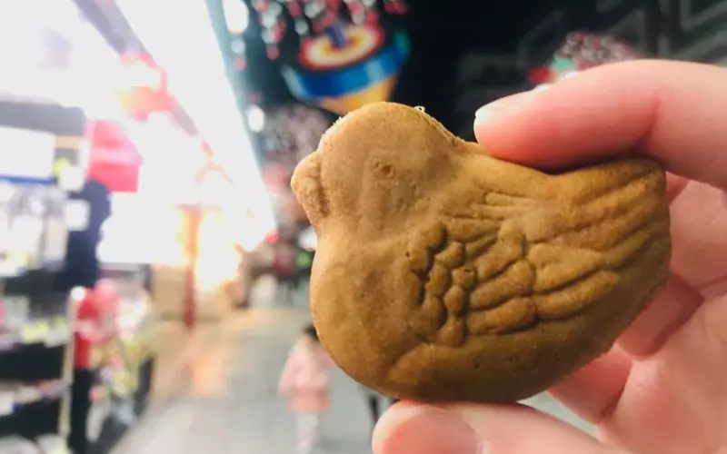 浅草で焼きたての人形焼を食べるなら『三鳩堂』。店頭からほかほかをお届け!さんたつ by 散歩の達人