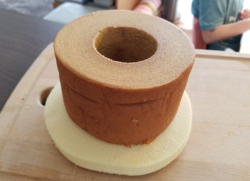 中からビックリ♪サプライズケーキ！市販のバームクーヘンで簡単に作れる朝の1時間で ラクウマ 3食お家ごはん 〜腹ペコ3姉妹日記〜 立体ケーキ 3D ケーキ 救急車 5号 ローソク チョコプレート付 お誕生日ケーキ サプライズ 車 子供 洋菓子工房Ub