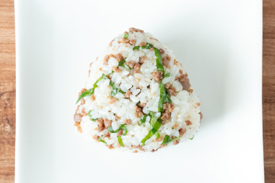 混ぜ込みワカメの三角おにぎり