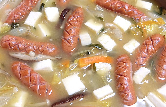 ミナスジェライス州の典型的なブラジル料理であるトロペイロ豆と呼ばれる豚肉入り豆。素朴な木製の背景に銅の鍋。の写真素材・画像素材 Image150146946