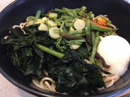 また蕎麦ですが、山菜ととろろの冷たいお蕎麦を大盛で頂きました。さっぱり旨かったです