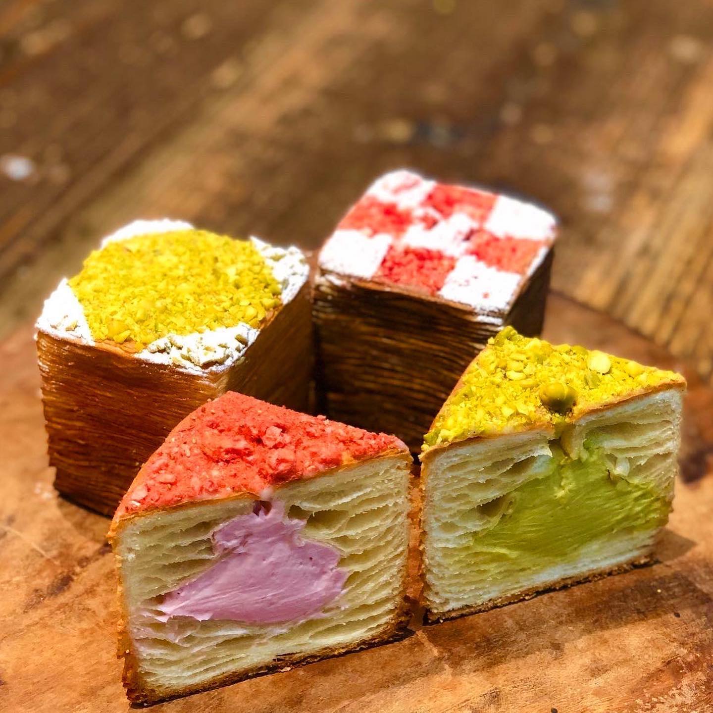 カフェインでいちごキューブパイをいただきました。 1ドリンク、フードオーダー制店内はとても広く、クリアのテーブルと椅子でおしゃれでした😊夜の方がより幻想的で素敵な空間だと思います👍韓国風カフェでメニューも韓国語での記載もありました😆 いちごのキューブ