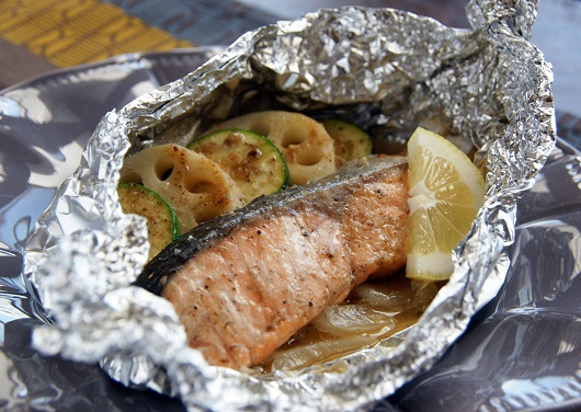 鮭とたっぷり野菜のホイル焼き・レモンペッパー＆バター風味