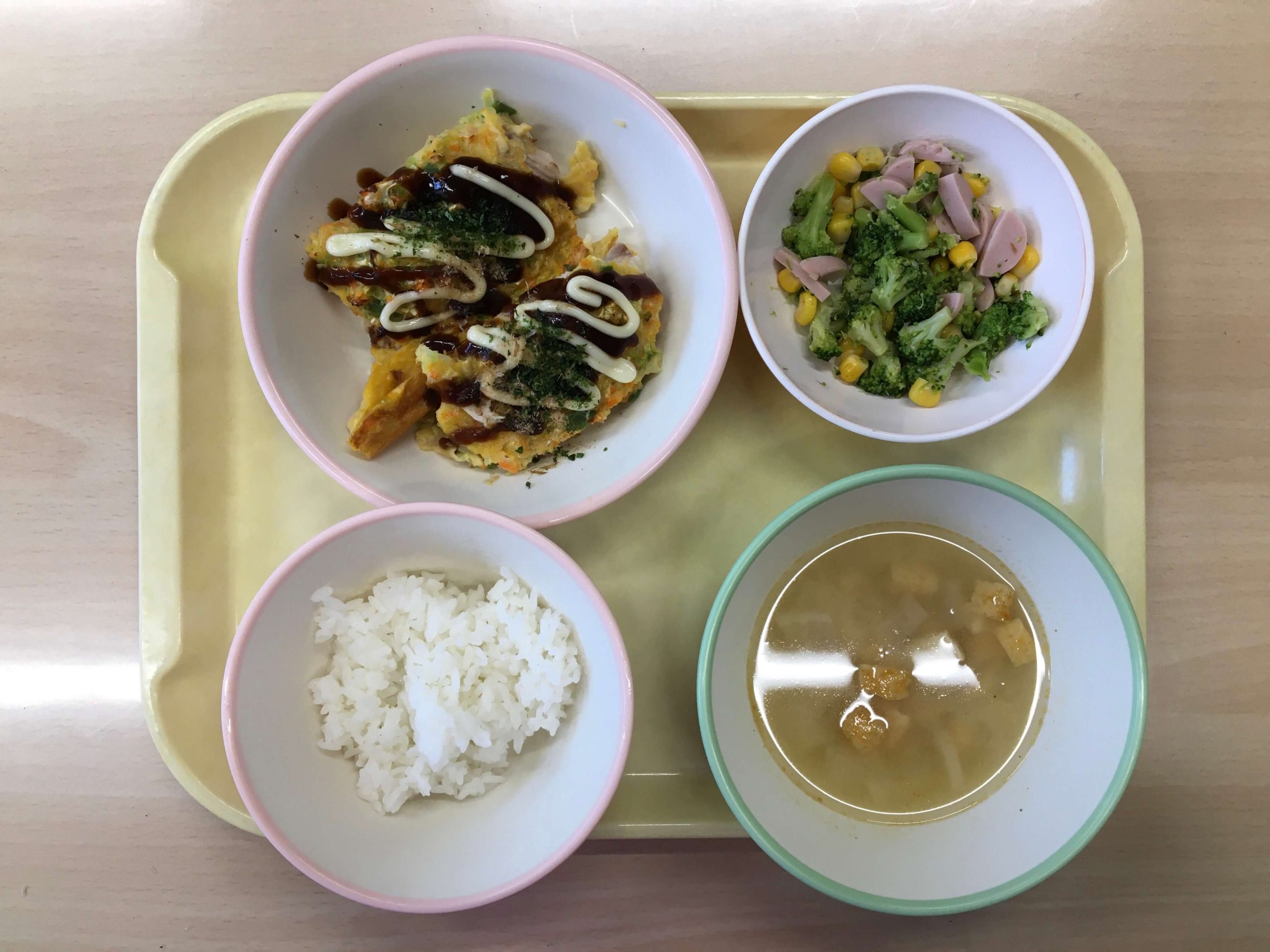 豚玉お好み焼き 梅おにぎり 軟骨の唐揚げ かぼちゃの煮物 枝豆 大根のみそ汁 柿 長女のリクエストでお好み焼き！ 軽く2枚は食べるからって .最近、すごい食欲！！ まだ、食欲の秋継続中だな 笑 おうちごはんうちごはんふたりごはん晩ごはん夜ごはん