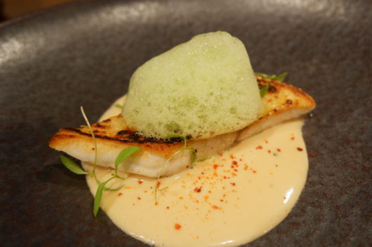 鯛のフリット、ビーツとサワークリームのソース、アーティチョークのピュレカラッと揚げた鯛の下によく茹でたアーティチョークをぴゅにしたものを敷き、ビーツのピュレとサワークリームなどを合わせたソースを合わせています。一見よく分かりませんがとても美味しい