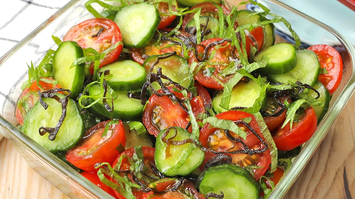 シンプルに美味しすぎる♪トマトときゅうりの塩昆布和え