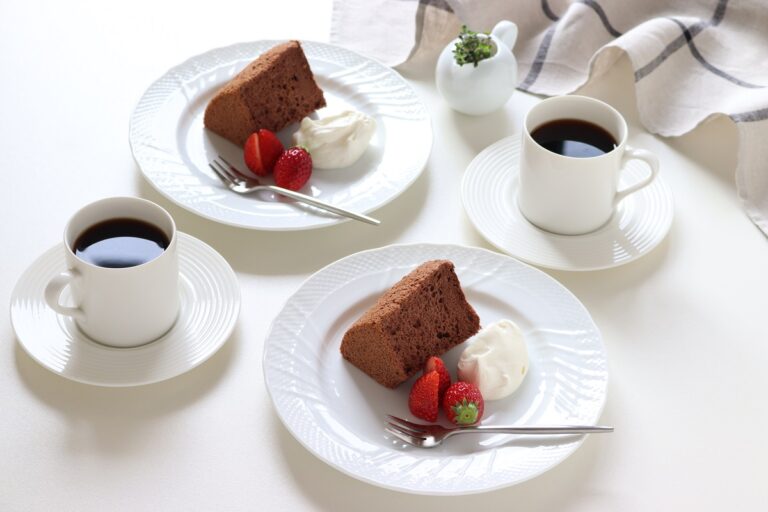 真っ白なシフォンケーキ「Sweet Pea」をフルーツのデコレーションで彩る。 – This is CHIFFON CAKE