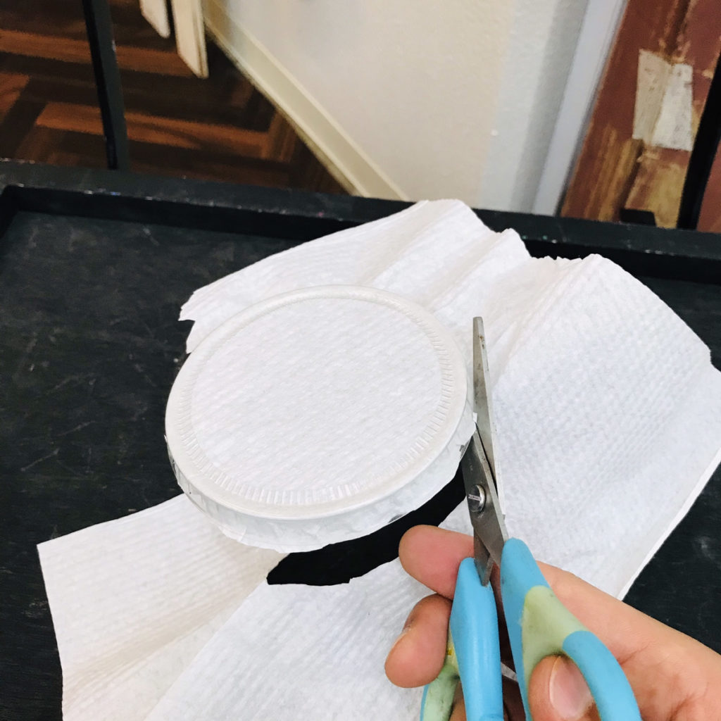 スーパーボールすくいで使うポイ作りに苦戦中 ❗️ キッチンペーパーやティッシュなど、色んな素材を使って試作していました。フリースクールきょういくフリースクール教育委員会認定お祭り文化祭フリースクール祭スーパーボールすくいポイ手作り鳥取