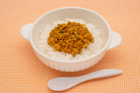 シンプルなおいしさを堪能！ カレー粉で作るチキンカレ