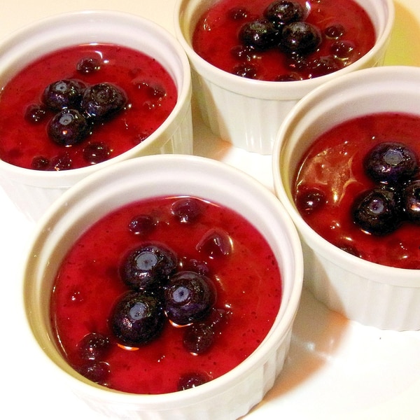 簡単レシピ ベリーソースが甘酸っぱい♡バニラのパンナコッタ