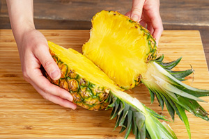 パイナップルの皮ジュース驚きの美味しさ！台湾金鑚鳳梨の皮で初挑戦！ : 好吃 好酒 好台湾