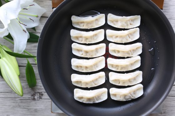 作りすぎた餃子は冷凍保存しよう！ 「冷凍餃子」をパリっと焼くコツ