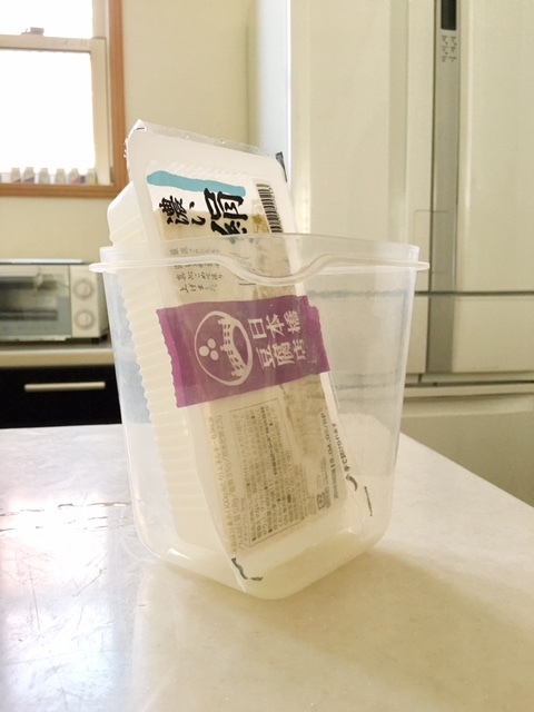 お豆腐の水切り方法8選！時短やキッチンペーパーなしでもできる裏技も紹介天然水ウォーターサーバーはプレミアムウォータ