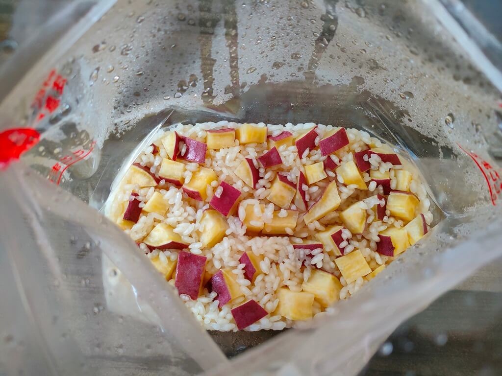 テレビでこのダイソーのスチーム調理バッグが紹介されていて、気になっていたので購入し、使ってみました🐟引っ越し先では食洗機が置けなさそうなので、ホットクックのパーツを洗うのがダルそうだと思い、何か良い方法はないか考えていたのですが、こちらのアイテムは