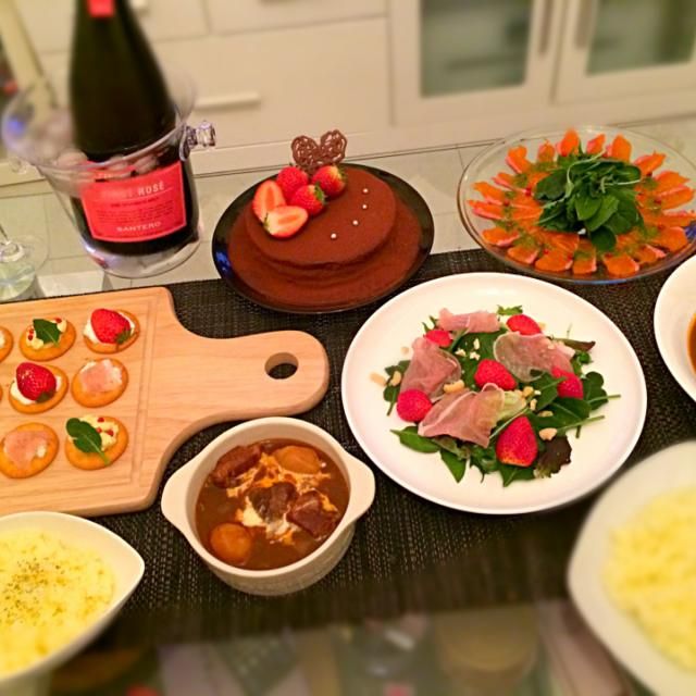 えとずきっちん🍴バレンタインご飯𓌉◯𓇋 夫の好きなもの全部乗せ🥰笑 お菓子作りがあまり得意ではないのでご飯でご勘弁を😂□オムハヤシ ミニハンバーグ□豆乳スープ □マカロニサラダ □ほうれん草の胡麻和えetoskitchenディナー レシピInstagram