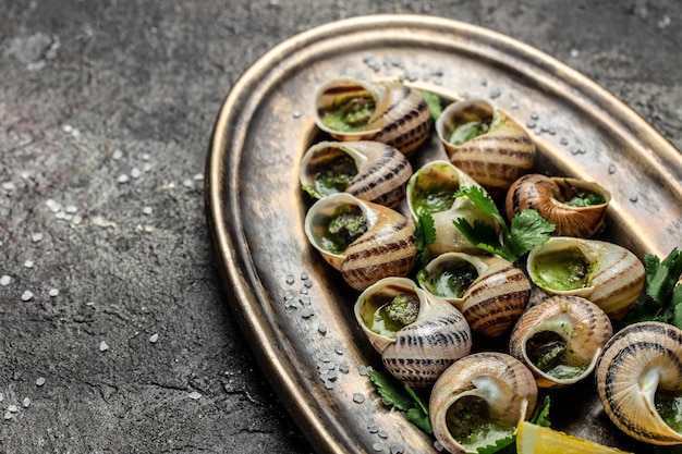 エスカルゴ、伝統的なフランス料理: カタツムリ ソース ブルゴーニュ ・白ワインのガラスの写真素材・画像素材 Image 43283015