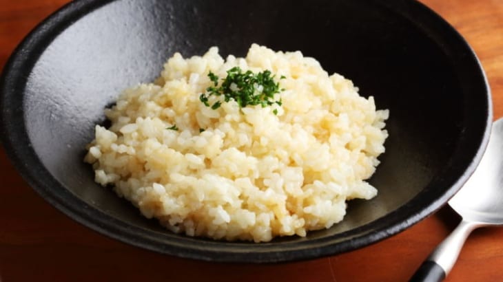 レンジで作るガーリックライス5分レシピ！小腹が空いた時のご飯系おつまみ - たべぷろ