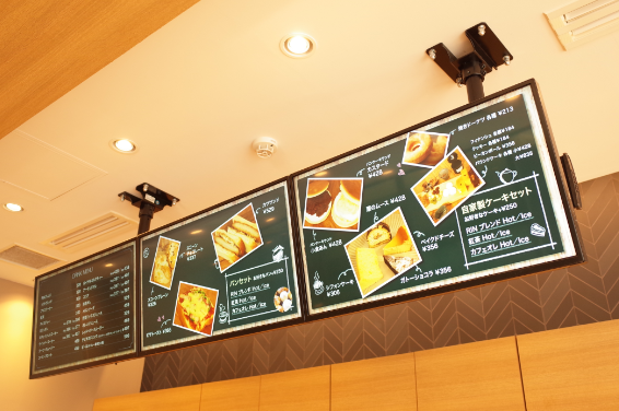 カフェの43インチデジタルサイネージヤマトサイネージ