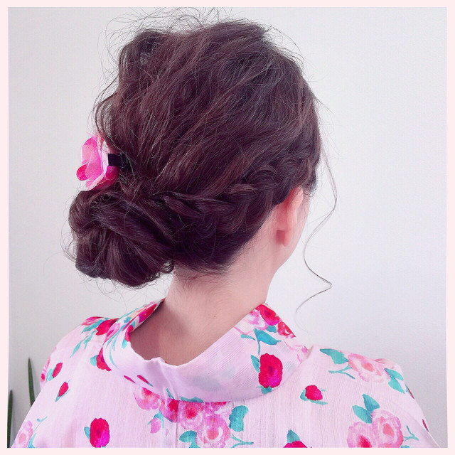 スイカお団子の編み込み 夏祭りは海外で大人気のアップスタイル