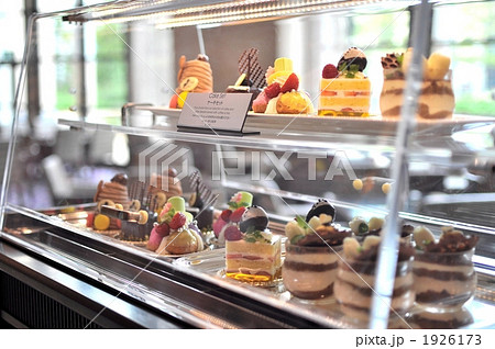 A+アクセントプラスメガ ショーケース 600 ケーキディスプレイ お菓子 ケーキスタンド ケーキ台 卓上 ブレッドケース 食品 蓋 ブレッドカバー ケース フードカバー カウンター アンティーク ディスプレイ アクリル 什器 透明 カフェ おしゃれ 飛沫対策 見本 サンプルプリズム